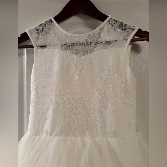 Elegant White Girls Dress - Picture 2 of 3